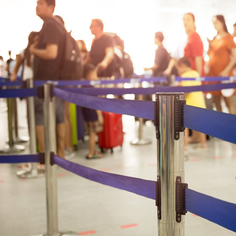 QueueMaster 550 Retractable Dual Belt Posts lifestyle