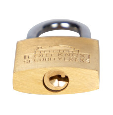 Fort Knox 3/4 in brass lock - View of the key hole from the bottom 